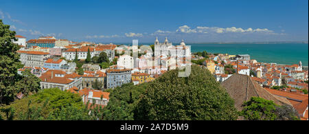 Sur la ville de Lisbonne de l'Igreja do Castelo de São Jorge church, montrant l'Igreja de São Vicente de Fora et la rivière Tejo Banque D'Images