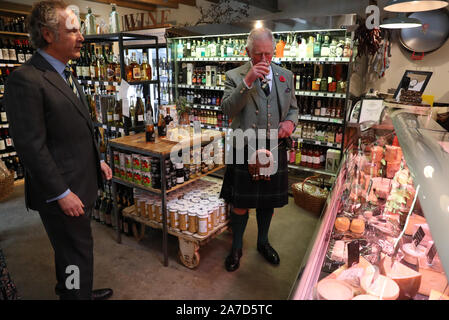 Le Prince de Galles, connu sous le nom de duc de Rothesay tandis qu'en Ecosse, visiter la rue principale Trading Company, St Boswells, Melrose, une ancienne maison de ventes aux enchères et d'épicerie qui a été converti en une librairie, traiteur, café et magasin d'origine. Banque D'Images