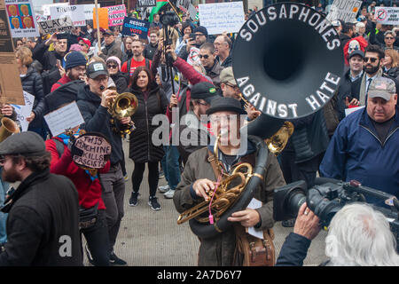 CHICAGO, ILLINOIS / USA - 28 octobre 2019 : Des manifestants à l'extérieur de la Trump Tower mars au "sortir de notre maison" de protestation Banque D'Images