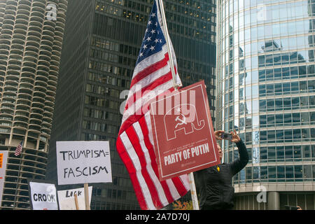 CHICAGO, ILLINOIS / USA - 28 octobre 2019 : Des manifestants à l'extérieur de la Trump Tower mars au "sortir de notre maison" de protestation Banque D'Images