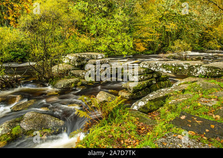 Le vieux pont de Clapper à Dartmeet sur Dartmoor en automne. C'est juste au-dessus où se rencontrent les rivières East Dart et West Dart. Banque D'Images