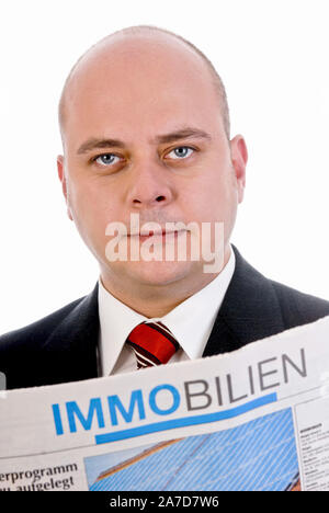 Mann, 40 Jahre, liest Zeitung, sucht Immobilie, Anzeigenblatt, M. : Oui Banque D'Images