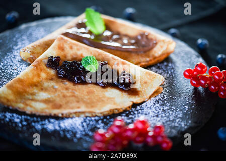 crêpes maison savoureuses avec chocolat et confiture Banque D'Images