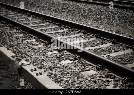 Close-up train rail track dans une image en noir et blanc Banque D'Images