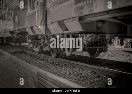 Close-up roues chariot de trains de voyageurs sur la voie ferrée Banque D'Images