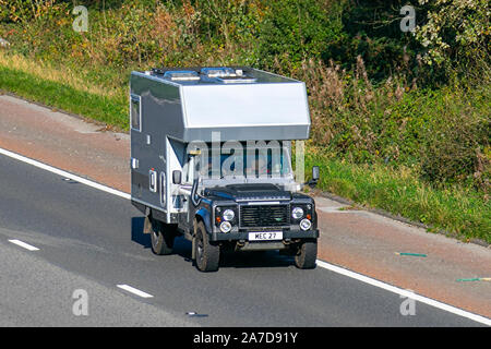 2007 Land Rover Defender 130 County S/C ; UK le trafic de véhicules, transports, véhicules modernes, voitures avec numéro privé personnalisé, plaque, chéris, dateless DVLA, marques d'inscription, inscriptions, vers le sud sur la voie 3 de l'autoroute M6. Banque D'Images