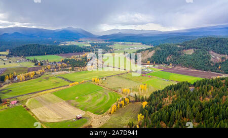 Vue sur la vallée que Trout Lake, WA réside dans l'automne dans le nord-ouest du Pacifique Banque D'Images