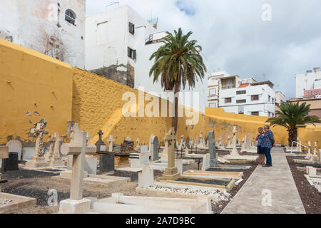 Las Palmas, Gran Canaria, Îles Canaries, Espagne. 1er novembre 2019. Caché dans un labyrinthe de rues étroites, le cimetière anglais rarement visitées dans la région de Las Palmas s'ouvre au public le jour de la Toussaint. Le cimetière anglais à Las Palmas a été construit en 1834 par la grande communauté d'affaires britannique qui a vécu dans la ville. À l'époque, les non catholiques ne pouvait pas être enterré auprès des catholiques. Le cimetière a été construit à la périphérie de la ville sur terrain ouvert. Credit : ALAN DAWSON/Alamy Live News Banque D'Images