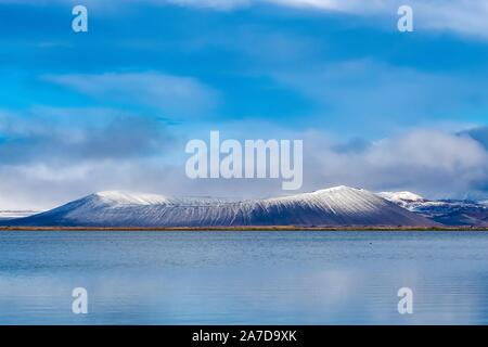 Neige sur le cratère volcanique dans le lac Myvtan, Islande Banque D'Images