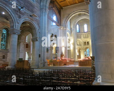 Vue de la nef en regardant vers le sanctuaire dans l'intérieur de la cathédrale romane de l'église St Anne, à Belfast. Banque D'Images