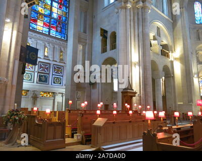 Vue de la nef en regardant vers le sanctuaire dans l'intérieur de la cathédrale romane de l'église St Anne, à Belfast. Banque D'Images