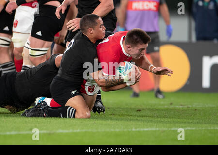 Josh Adams de galles est abordé par Aaron Smith de la Nouvelle-Zélande lors de la Coupe du Monde de Rugby Finale bronze match entre la Nouvelle-Zélande et le Pays de Galles à Tokyo, Japon, le 1 novembre 2019. (Photo de Flor Tan Jun/Espa-Images) Banque D'Images