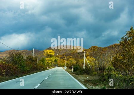 Paysage d'automne route de montagne géorgienne à Gombori col Banque D'Images