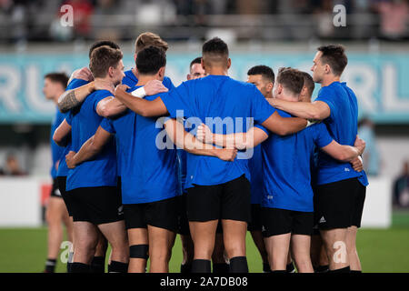 Les joueurs de Nouvelle Zélande obtenir chaud avant la finale de bronze de la Coupe du Monde de Rugby match entre la Nouvelle-Zélande et le Pays de Galles à Tokyo, Japon, le 1 novembre 2019. (Photo de Flor Tan Jun/Espa-Images) Banque D'Images