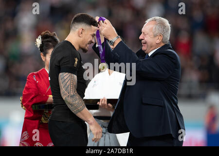Sonny Bill Williams, de la Nouvelle Zélande reçoit la médaille de bronze lors de la finale de bronze de la Coupe du Monde de Rugby match entre la Nouvelle-Zélande et le Pays de Galles à Tokyo, Japon, le 1 novembre 2019.(Photo de Flor Tan Jun/Espa-Images) Banque D'Images