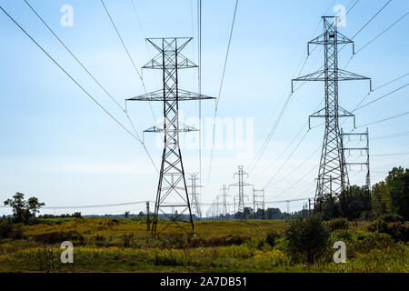 Ligne électrique à partir de l'énergie transport Tours la centrale pour les consommateurs se perdent dans la distance, de l'Ontario, Canada Banque D'Images