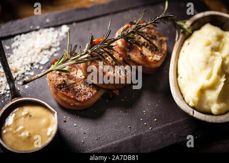 Filet mignon de porc servi sur une carte dans le restaurant Banque D'Images