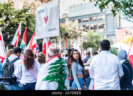 Octobre 26, 2019, USA : les expatriés libanais se sont réunis pour montrer l'appui de la révolution libanaise à Austin, Texas. (Crédit Image : © Sandra Dahdah/Zuma sur le fil) Banque D'Images