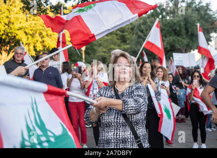 Octobre 26, 2019, USA : les expatriés libanais se sont réunis pour montrer l'appui de la révolution libanaise à Austin, Texas. (Crédit Image : © Sandra Dahdah/Zuma sur le fil) Banque D'Images