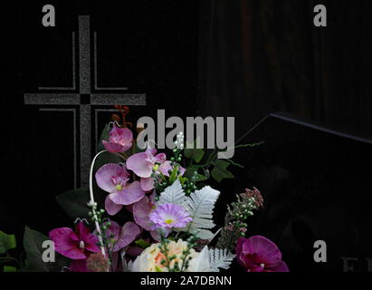 Fleurs,cimetière sur la tombe en Pologne Banque D'Images