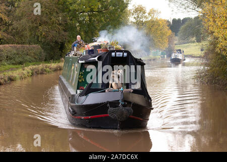 Un bateau fait son chemin le long du canal près de Coventry Nuneaton. Banque D'Images