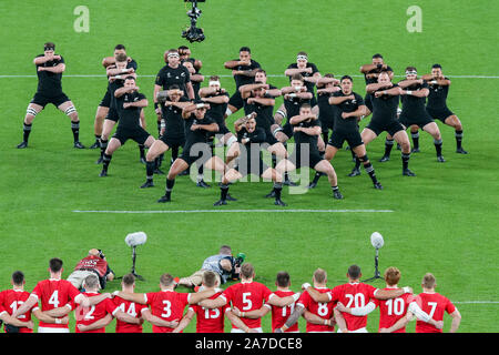 Les joueurs néo-zélandais effectuer pendant le Haka Coupe du Monde de Rugby 2019 match pour la médaille de bronze entre la Nouvelle-Zélande et le Pays de Galles au stade de Tokyo à Tokyo, Japon, le 1 novembre 2019. Credit : AFLO/Alamy Live News Banque D'Images