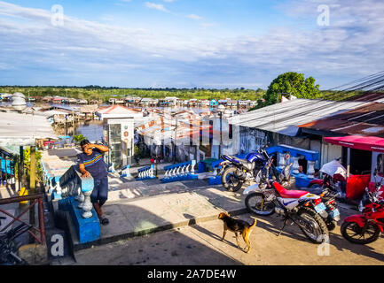 Une scène de village à Iquitos, Pérou le long de la rivière Amazone Banque D'Images