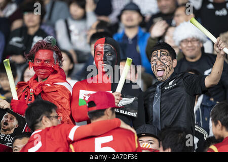 1 novembre, 2019, Tokyo, Japon : Fans de galles de ralliement de l'équipe avant de commencer la coupe du Monde de Rugby 2019 Finale bronze entre la Nouvelle-Zélande et le Pays de Galles au stade de Tokyo. La Nouvelle-Zélande bat le Pays de Galles 40-17. (Crédit Image : © Rodrigo Reyes Marin/Zuma sur le fil) Banque D'Images