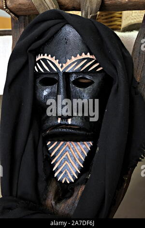 Fermer la vue d'un sol en bois masques sardes de 'su' Merdule (l'agriculteur), masque traditionnel de Ottana, Sardaigne, Italie Banque D'Images