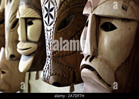 Des masques en bois de 'su Boe' (le boeuf) et 'su' Merdule (l'homme), masques traditionnels de Ottana, Sardaigne, Italie Banque D'Images