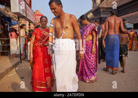 Pèlerins en montant les escaliers pour Padmanabhaswamy Temple de Trivandrum (Thiruvananthapuram), Kerala, Inde, qui ont été trouvés des trésors inestimables Banque D'Images