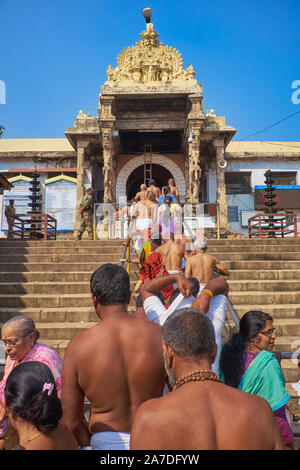 Pèlerins en montant les escaliers pour Padmanabhaswamy Temple de Trivandrum (Thiruvananthapuram), Kerala, Inde, qui ont été trouvés des trésors inestimables Banque D'Images