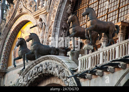 Venise, Italie : La Basilique de St Mark's, façade, le Quadrige triomphale ou Chevaux de Saint-Marc est un ensemble de statues en bronze Grec ou romain de quatre hor Banque D'Images