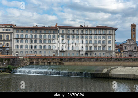 FLORENCE, Toscane/Italie - le 20 octobre : Weir de l'autre côté de la rivière Arno à Florence le 20 octobre 2019. Des personnes non identifiées Banque D'Images