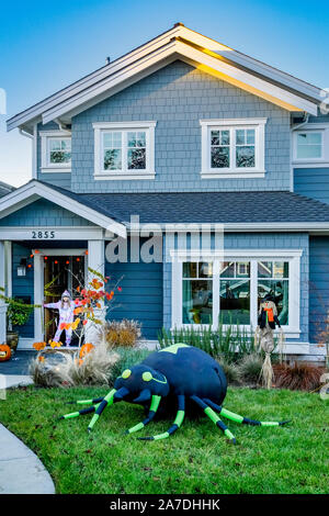 Cour avant, affichage de l'Halloween, Vancouver, British Columbia, Canada Banque D'Images