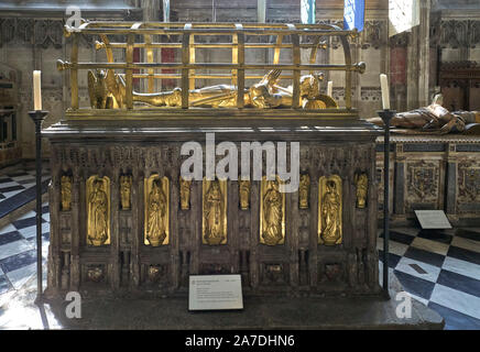 Bronze doré et le tombeau de Richard Beauchamp, comte de Warwick en l'église de Sainte Marie dans la chapelle Beauchamp Banque D'Images