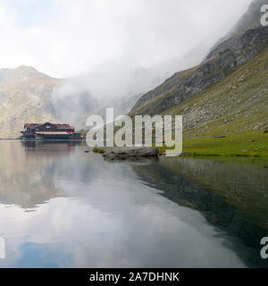 Chalet près du lac balea balea sur route Transfagarasan en Roumanie un jour brumeux Banque D'Images