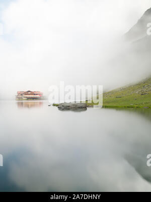 Chalet près du lac balea balea sur route Transfagarasan en Roumanie un jour brumeux Banque D'Images