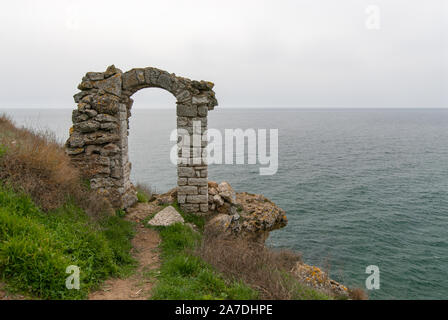 Forteresse de kaliakra Bulgarie ancien arch gate par virgins se jettent dans la mer Légende Banque D'Images