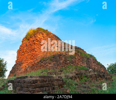 Brahmathat Meru. Cet immeuble est situé à 100 mètres au sud-est de Prasat Phimai. C'est le grand chedi de briques qui se dresse sur une butte de l'Est. Banque D'Images