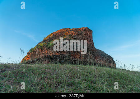 Brahmathat Meru. Cet immeuble est situé à 100 mètres au sud-est de Prasat Phimai. C'est le grand chedi de briques qui se dresse sur une butte de l'Est. Banque D'Images