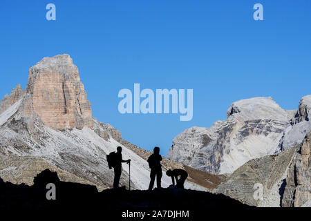 Trois alpinistes silhouette sur Torre dei Scarperi / Schwabenalpenkopf, Sexten Dolomites, Parco Naturale Tre Cime, le Tyrol du Sud, Italie Banque D'Images