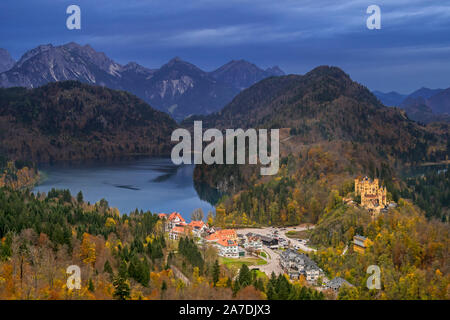 Château de Hohenschwangau, palais du 19e siècle et l'enfance résidence du roi Louis II de Bavière à Schwangau, Bavière, Allemagne Banque D'Images