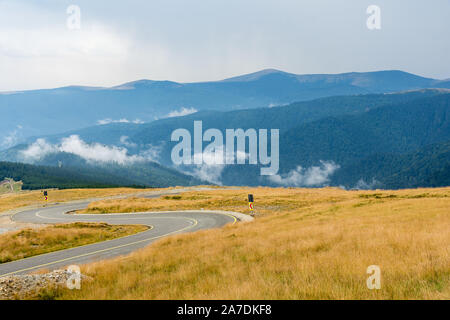 Temps de pluie sur la route de haute montagne transalpina, Roumanie Banque D'Images