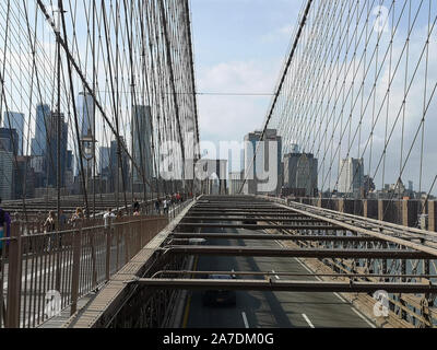 New York, USA. Sep 11, 2019. Le Pont de Brooklyn à New York. Le pont est un des plus anciens ponts de suspension aux ETATS UNIS. Il enjambe l'East River et relie les quartiers de Manhattan et de Brooklyn. Crédit : Alexandra Schuler/dpa/Alamy Live News Banque D'Images