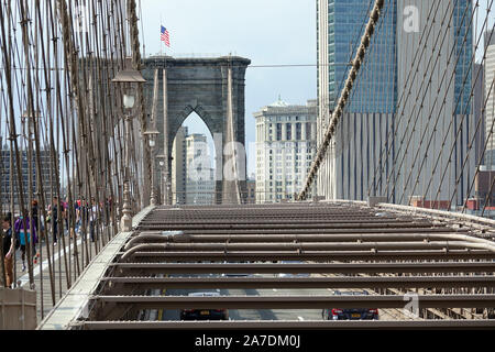 New York, USA. Sep 11, 2019. Le Pont de Brooklyn à New York. Le pont est un des plus anciens ponts de suspension aux ETATS UNIS. Il enjambe l'East River et relie les quartiers de Manhattan et de Brooklyn. Crédit : Alexandra Schuler/dpa/Alamy Live News Banque D'Images
