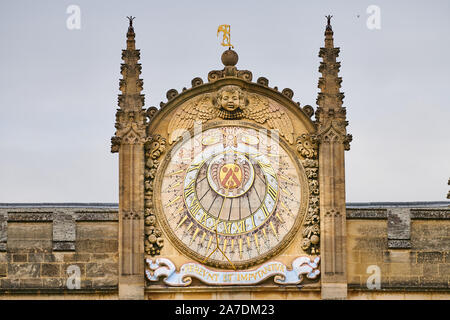 Cadran solaire sur un mur de la grande cour à l'All Souls College, Université d'Oxford, en Angleterre. Banque D'Images