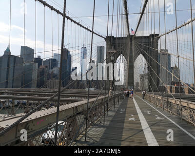 New York, USA. 10 Sep, 2019. Le Pont de Brooklyn à New York. Le pont est un des plus anciens ponts de suspension aux ETATS UNIS. Il enjambe l'East River et relie les quartiers de Manhattan et de Brooklyn. Crédit : Alexandra Schuler/dpa/Alamy Live News Banque D'Images