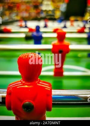 Baby-foot. Table avec des joueurs rouge et bleu vue détaillée. Banque D'Images