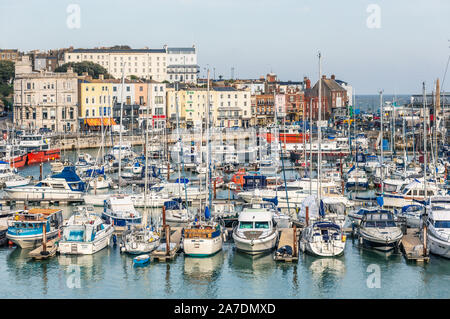 RAMSGATE, ANGLETERRE - OCT 30 2019 yachts amarrés dans le port de plaisance de l'impressionnant port royale historique lors d'une fraîche journée d'hiver mais lumineux. Banque D'Images